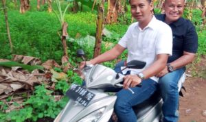 Dibonceng Naik Motor, Nanang Ermanto Tembus Lokasi Bedah Rumah Yang Sulit Terjangkau