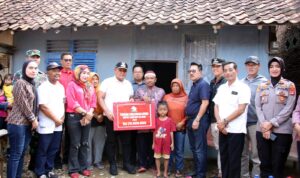 Nanang Ermanto Salurkan Bantuan 6 Unit Bedah Rumah di Kecamatan Jati Agung