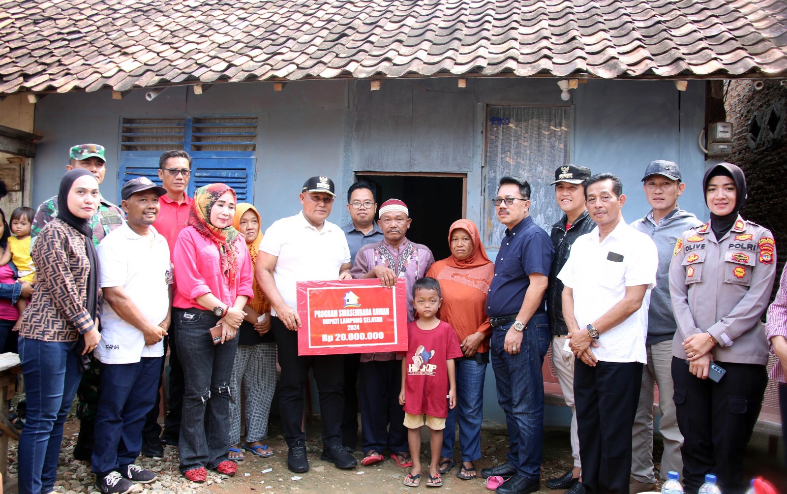 Nanang Ermanto Salurkan Bantuan 6 Unit Bedah Rumah di Kecamatan Jati Agung