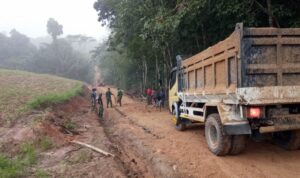 Warga Antusias Bantu Satgas TMMD ke-120 Kodim 0421/LS Ratakan Pasir Jalan Onderlagh