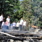 Jalan Kaki Lewati Kebun Becek, Nanang Ermanto Salurkan Bantuan Kepada Korban Kebakaran