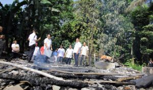 Jalan Kaki Lewati Kebun Becek, Nanang Ermanto Salurkan Bantuan Kepada Korban Kebakaran