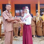 Kepala SDN 3 Way Urang Apresiasi Siswi Kelas 6 Raih Emas Saburai Cup XV 2024 Kepala SDN 3 Way Urang Apresiasi Siswi Kelas 6 Raih Emas Saburai Cup XV 2024