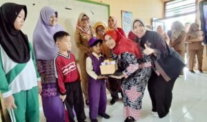 Sambangi Madrasah Khairiyah, Bunda Winarni Dorong Pembangunan Rehab Gedung