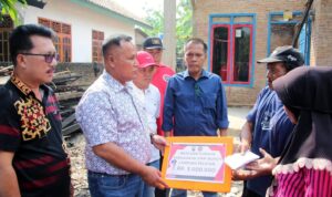 Nanang Ermanto Bantu Korban Rumah Terbakar di Kecamatan Sidomulyo