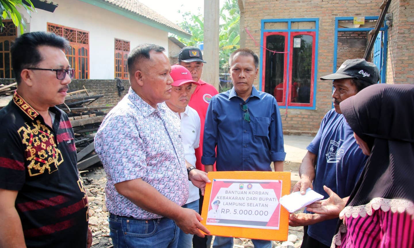 Nanang Ermanto Bantu Korban Rumah Terbakar di Kecamatan Sidomulyo