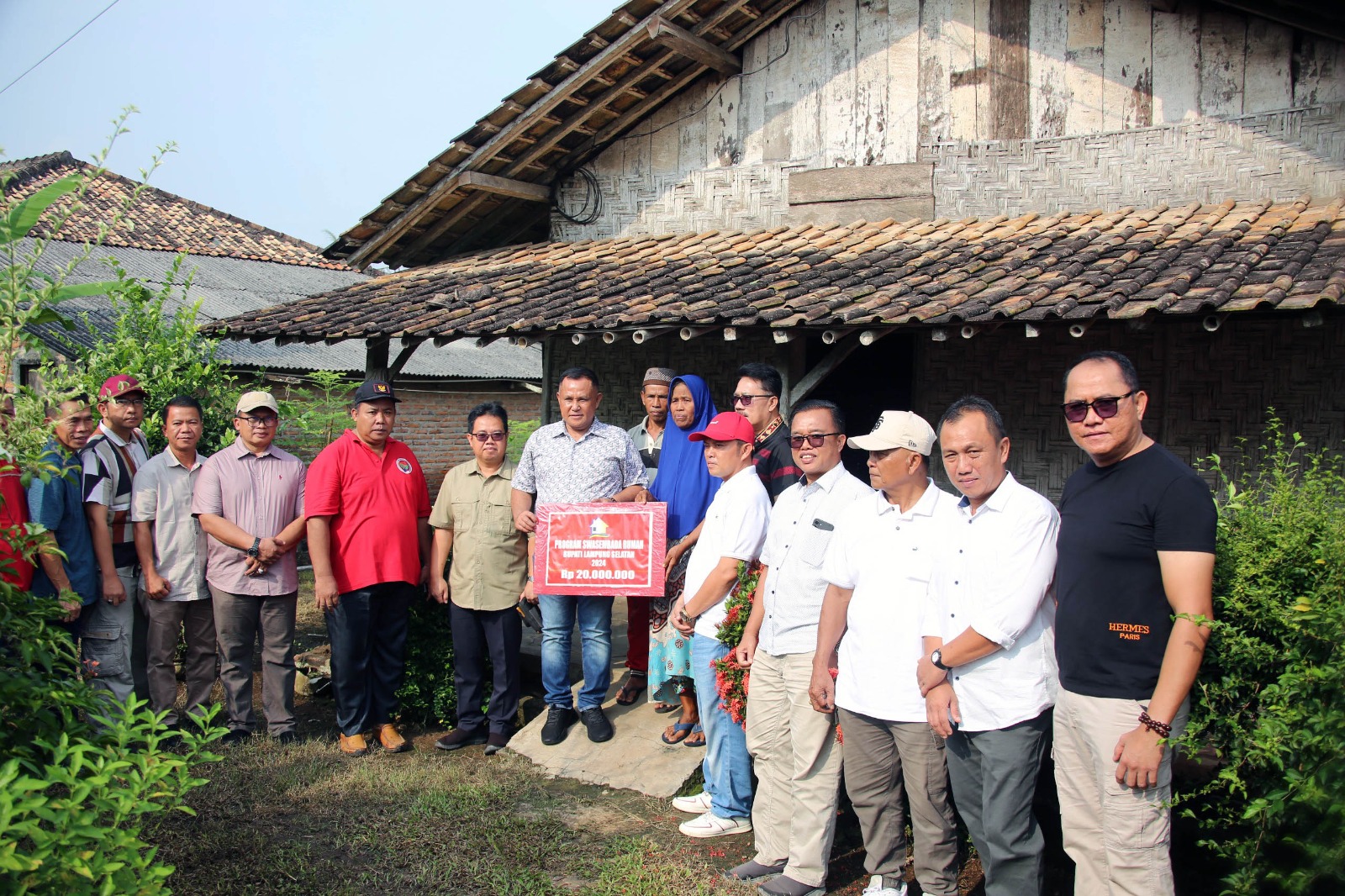 Nanang Ermanto Kembali Tebar Bantuan Bedah Rumah di Sidomulyo dan Palas