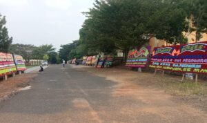 Suport Konferkab Ke VI PWI Pesawaran, Ratusan Papan Bunga Hiasi Kantor Pemda