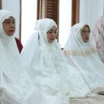 Ketua TP PKK Lamteng Hj Mardiana Musa Ahmad melaksanakan Sholat Idul Adha 1445 H