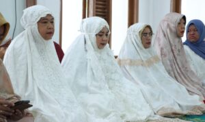 Ketua TP PKK Lamteng Hj Mardiana Musa Ahmad melaksanakan Sholat Idul Adha 1445 H Ketua TP PKK Lamteng Hj Mardiana Musa Ahmad melaksanakan Sholat Idul Adha 1445 H