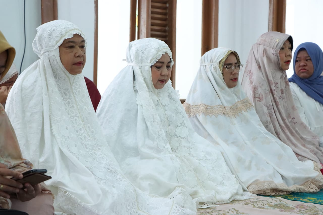 Ketua TP PKK Lamteng Hj Mardiana Musa Ahmad melaksanakan Sholat Idul Adha 1445 H