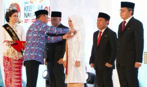 Selamat! Nanang Ermanto dan Winarni Terima Tanda Kehormatan Satyalancana Wira Karya, Satu-satunya Wakil Pulau Sumatera Selamat! Nanang Ermanto dan Winarni Terima Tanda Kehormatan Satyalancana Wira Karya, Satu-satunya Wakil Pulau Sumatera