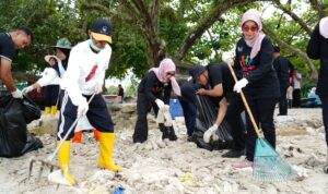 Respon Cepat Aduan Warga Soal Tumpukan Sampah, Pemkab Lamsel Lakukan Aksi Gerot Wisata di Pantai Pasir Putih
