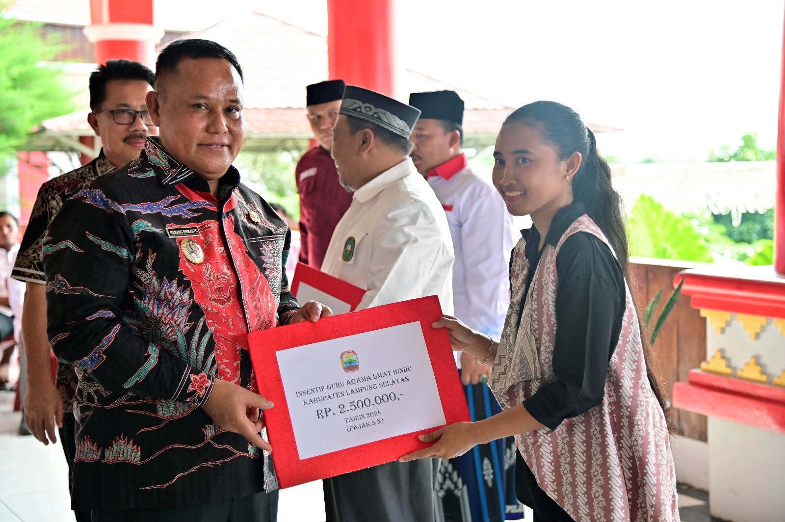 412 Guru Ngaji dan Tokoh Lintas Agama di Kabupaten Lampung Selatan Terima Insentif