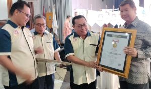 Prabowo Subianto Terima Pin Emas dari SMSI atas Dedikasinya Jaga Demokrasi Prabowo Subianto Terima Pin Emas dari SMSI atas Dedikasinya Jaga Demokrasi