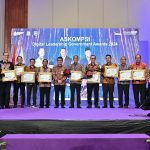 Restuardy Daud Serahkan Penghargaan pada Ajang ASKOMPSI Digital Leadership Government Awards 2024
