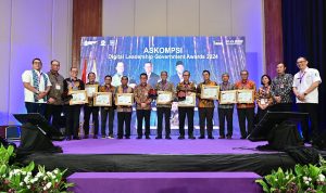 Restuardy Daud Serahkan Penghargaan pada Ajang ASKOMPSI Digital Leadership Government Awards 2024