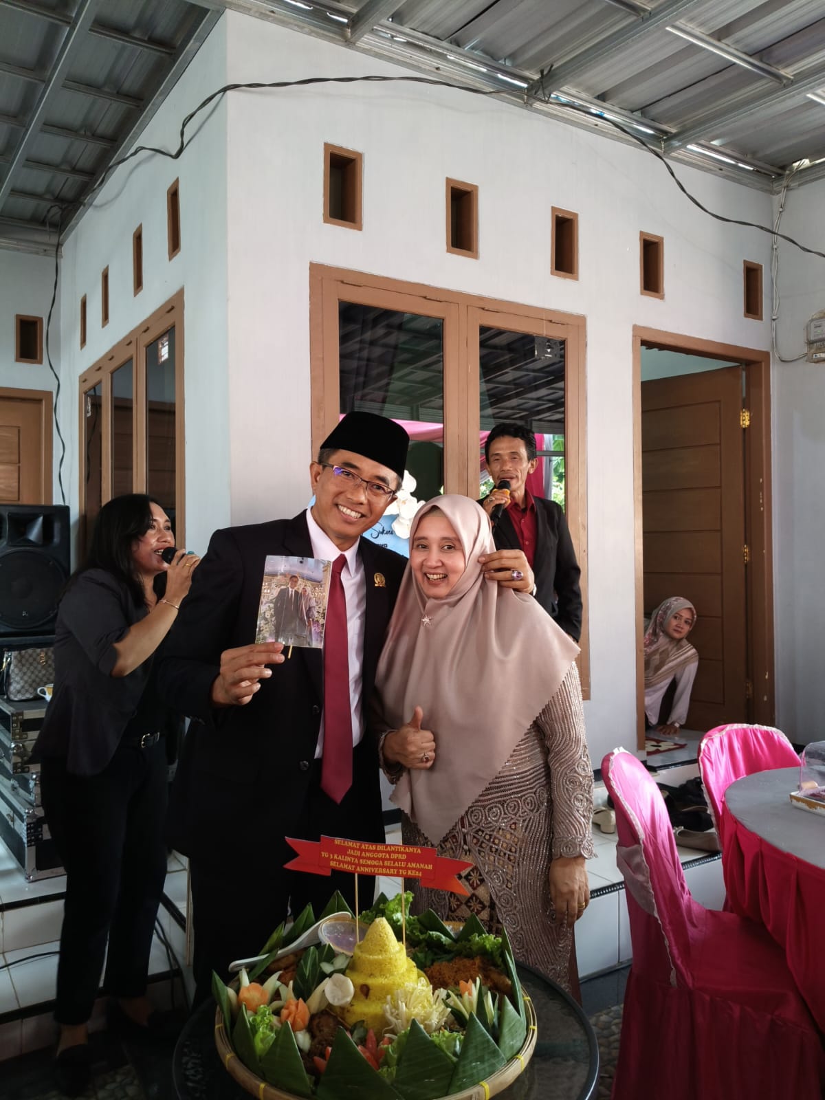 Usai Dilantik Kembali Menjadi Anggota Dewan, Aria Guna Peringati 24 Tahun Perkawinan