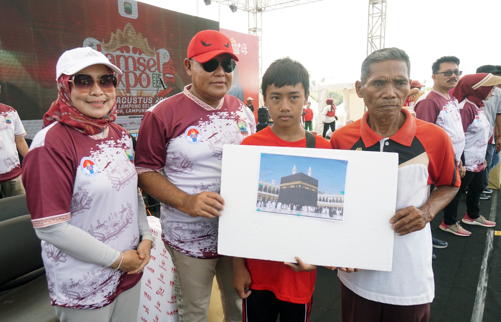 Guru Honorer SMPN 1 Kalianda dan Siswa MTsN 1 Dapat Hadiah Umrah Jalan Sehat