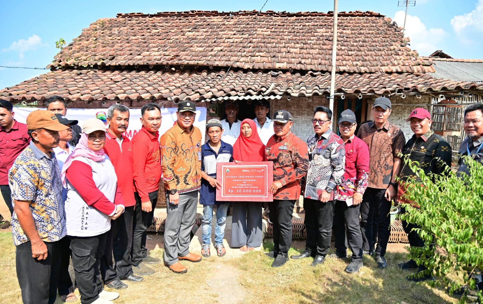 Kolaborasi dengan Bandara Radin Inten II, Pemkab Lampung Selatan Bedah Dua Rumah Warga Natar