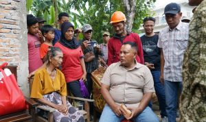 Senyum Bahagia Mbah Paikem, Dapat Bantuan Bedah Rumah dari Bupati Lampung Selatan