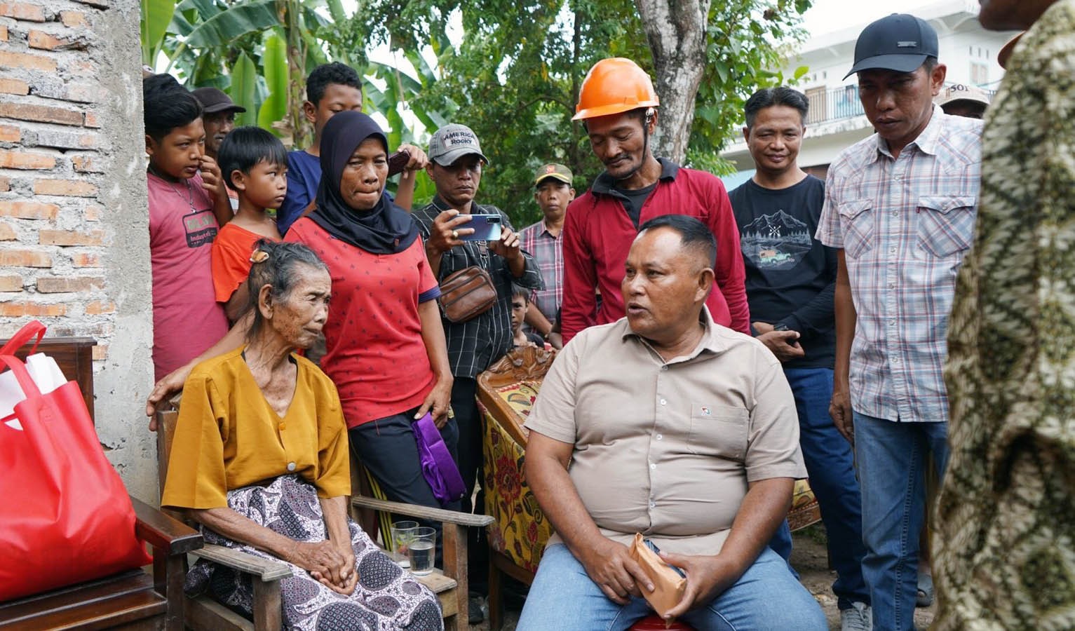 Senyum Bahagia Mbah Paikem, Dapat Bantuan Bedah Rumah dari Bupati Lampung Selatan