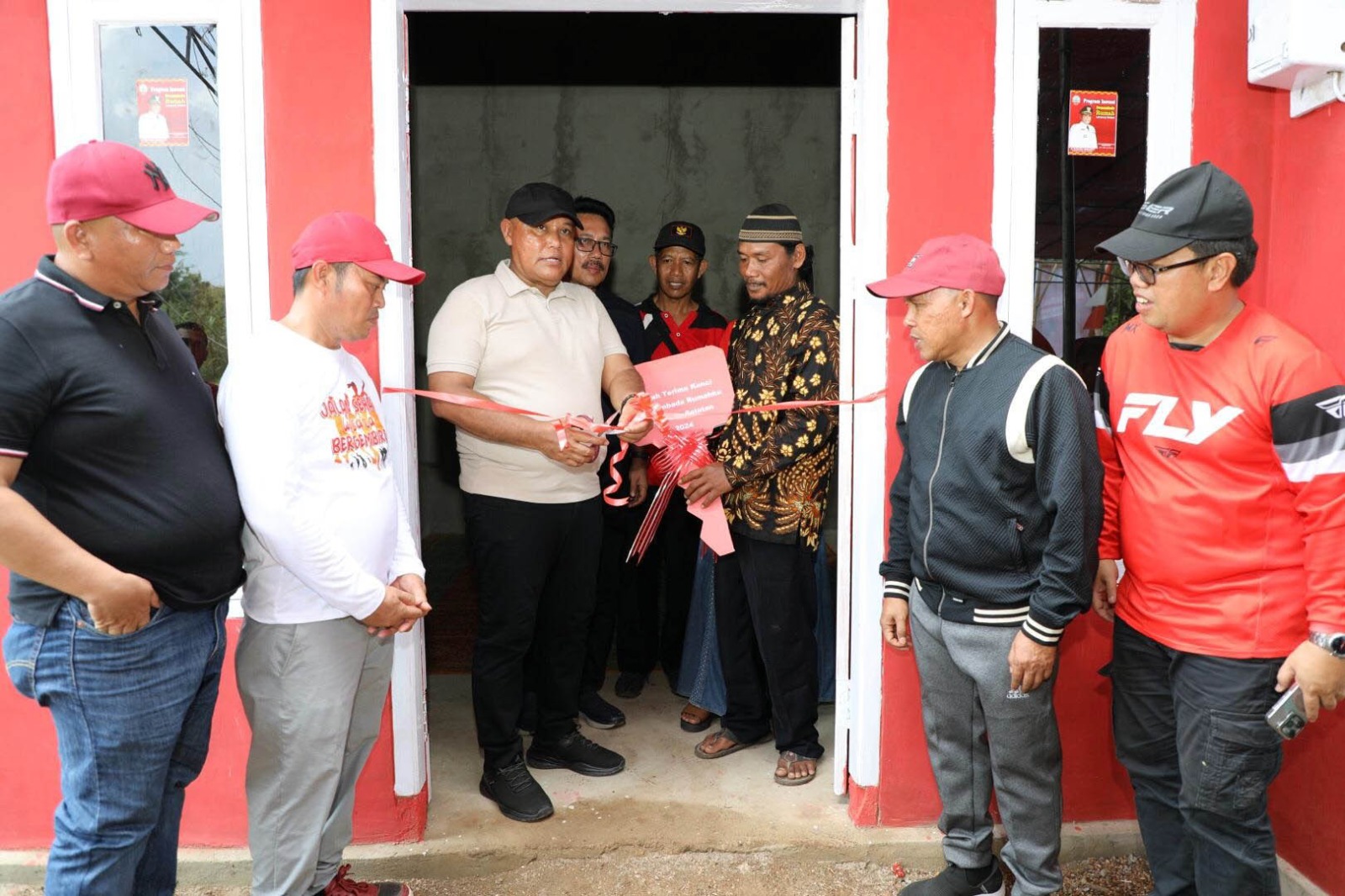 Nanang Ermanto Serahkan Hasil Bedah Rumah Milik Warga Sidowaluyo