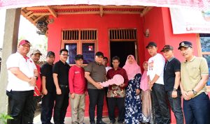 Nanang Ermanto Resmikan Hasil Bedah Rumah Milik Warga Pasuruan