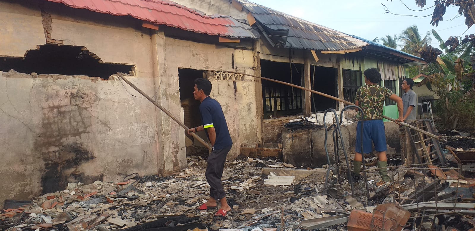 Kebakaran SMPN 6 Pesawaran, Harta Benda Pak Midun Ludes Dilalap Api