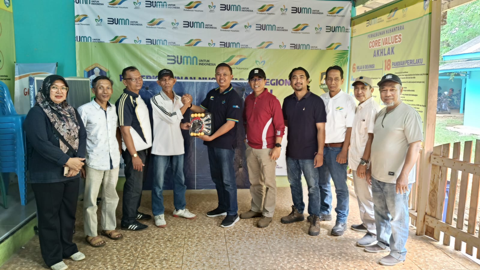 Manager PTPN I Regional 7 Kebun Way Berulu, Bantu Meja Pimpong Ke Komunitas Tenis Meja Pesawaran