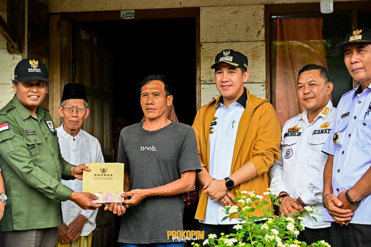 Bupati Dendi Ramadhona Hadiri Penyerahan Bantuan Bedah Rumah Layak Sehat 