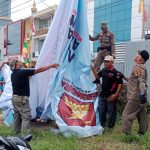 Masa Tenang, Polisi Pamong Praja Pesawaran Turunkan Alat Peraga Pemilu Kepala Daerah