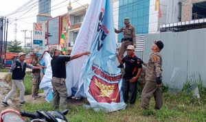 Masa Tenang, Polisi Pamong Praja Pesawaran Turunkan Alat Peraga Pemilu Kepala Daerah