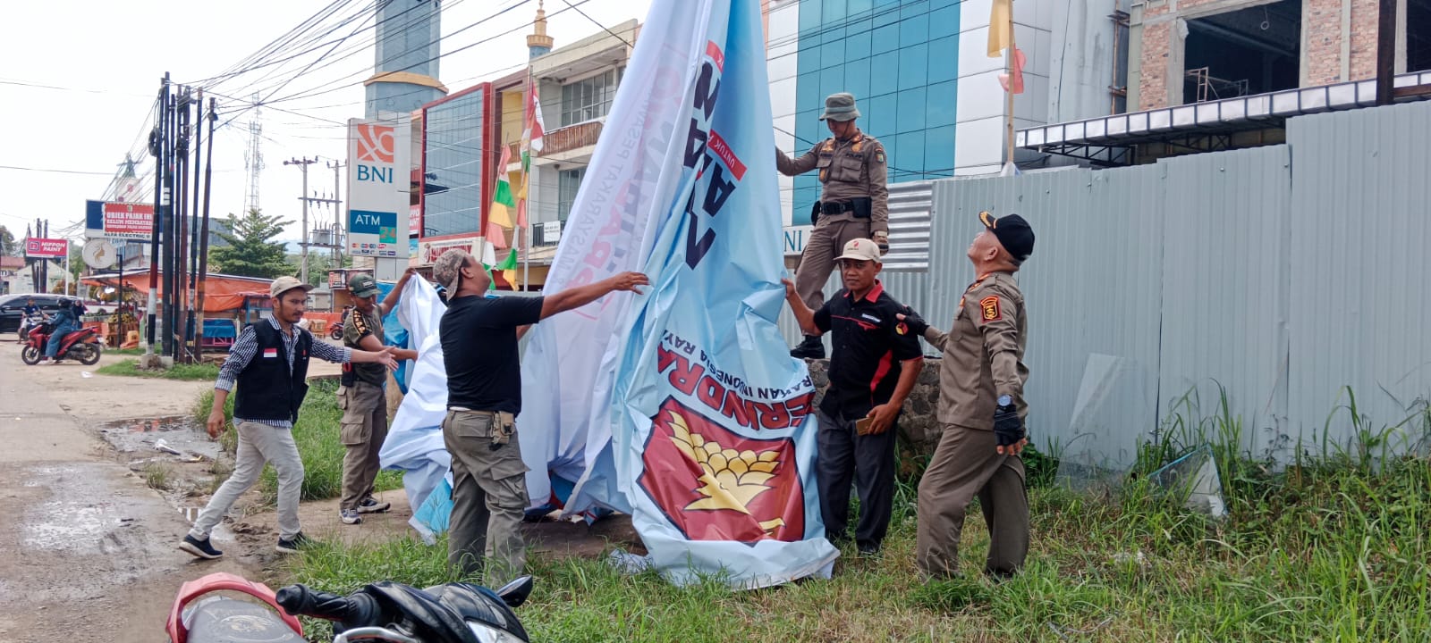 Masa Tenang, Polisi Pamong Praja Pesawaran Turunkan Alat Peraga Pemilu Kepala Daerah