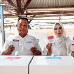 Ber-KTP Tanjung Bintang, Bupati Nanang dan Istri Nyoblos di TPS Desa Way Galih