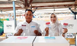 Ber-KTP Tanjung Bintang, Bupati Nanang dan Istri Nyoblos di TPS Desa Way Galih