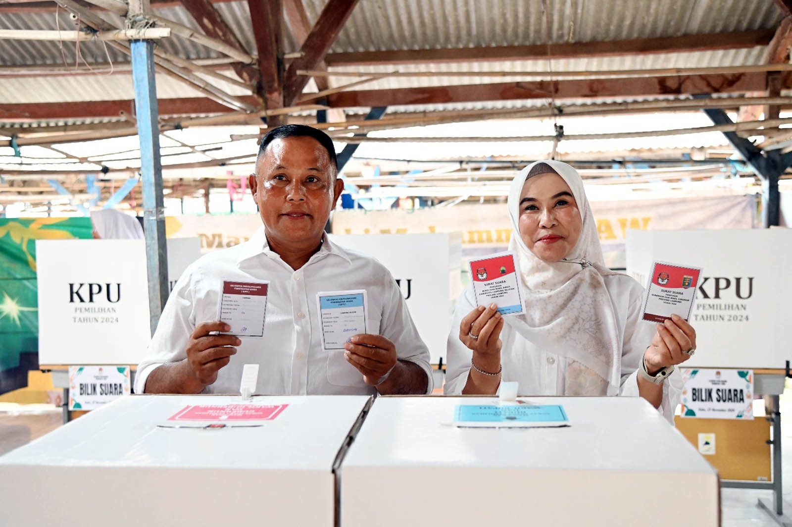 Ber-KTP Tanjung Bintang, Bupati Nanang dan Istri Nyoblos di TPS Desa Way Galih