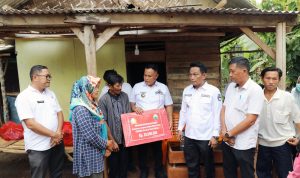 Asbulloh, Warga Kecamatan Katibung Terharu Dapat Bantuan Bedah Rumah dari Bupati