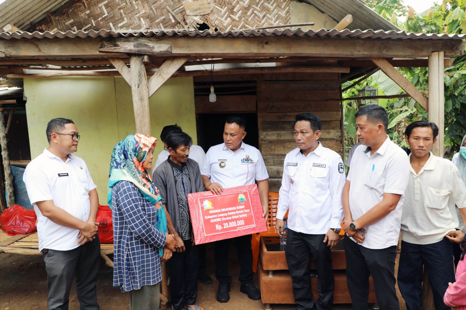 Asbulloh, Warga Kecamatan Katibung Terharu Dapat Bantuan Bedah Rumah dari Bupati