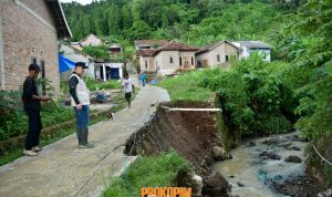 Bupati Dendi Ramadhona Tinjau Warga Terdampak Banjir di Desa Sukajaya Lempasing Teluk Pandan
