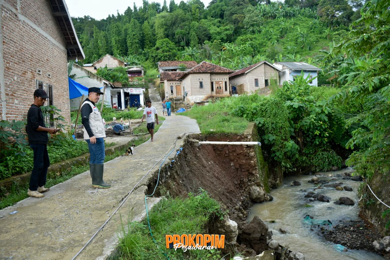 Bupati Dendi Ramadhona Tinjau Warga Terdampak Banjir di Desa Sukajaya Lempasing Teluk Pandan