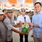 Menko Bidang Pangan RI Salurkan Bantuan Bibit Pertanian dan Bahan Pangan Untuk Korban Banjir di Lampung Selatan