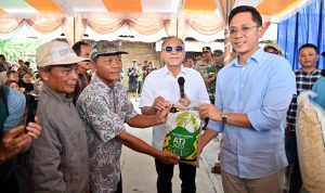 Menko Bidang Pangan RI Salurkan Bantuan Bibit Pertanian dan Bahan Pangan Untuk Korban Banjir di Lampung Selatan