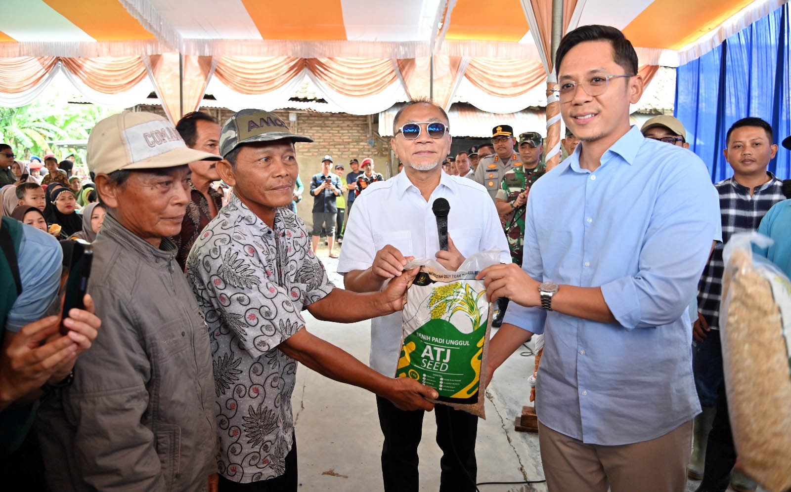 Menko Bidang Pangan RI Salurkan Bantuan Bibit Pertanian dan Bahan Pangan Untuk Korban Banjir di Lampung Selatan