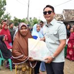 Bupati Lampung Selatan Terpilih Salurkan Bantuan Untuk Korban Banjir di Sragi