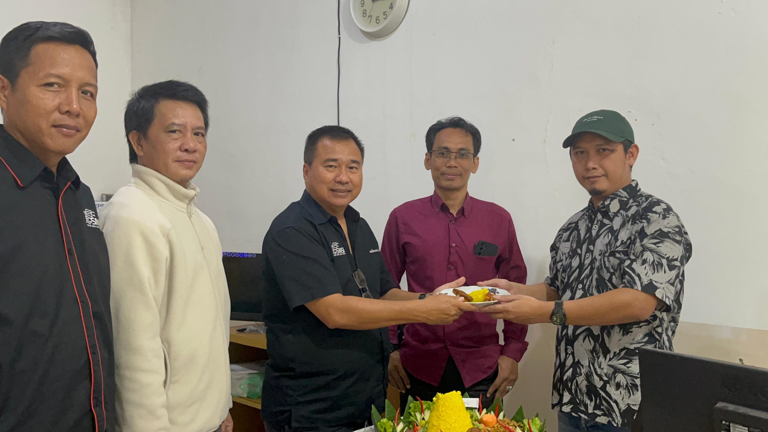 Peringati HPN Ke 79, DPW SMSI Provinsi Lampung Potong Tumpeng Di Kantor Sekretariat