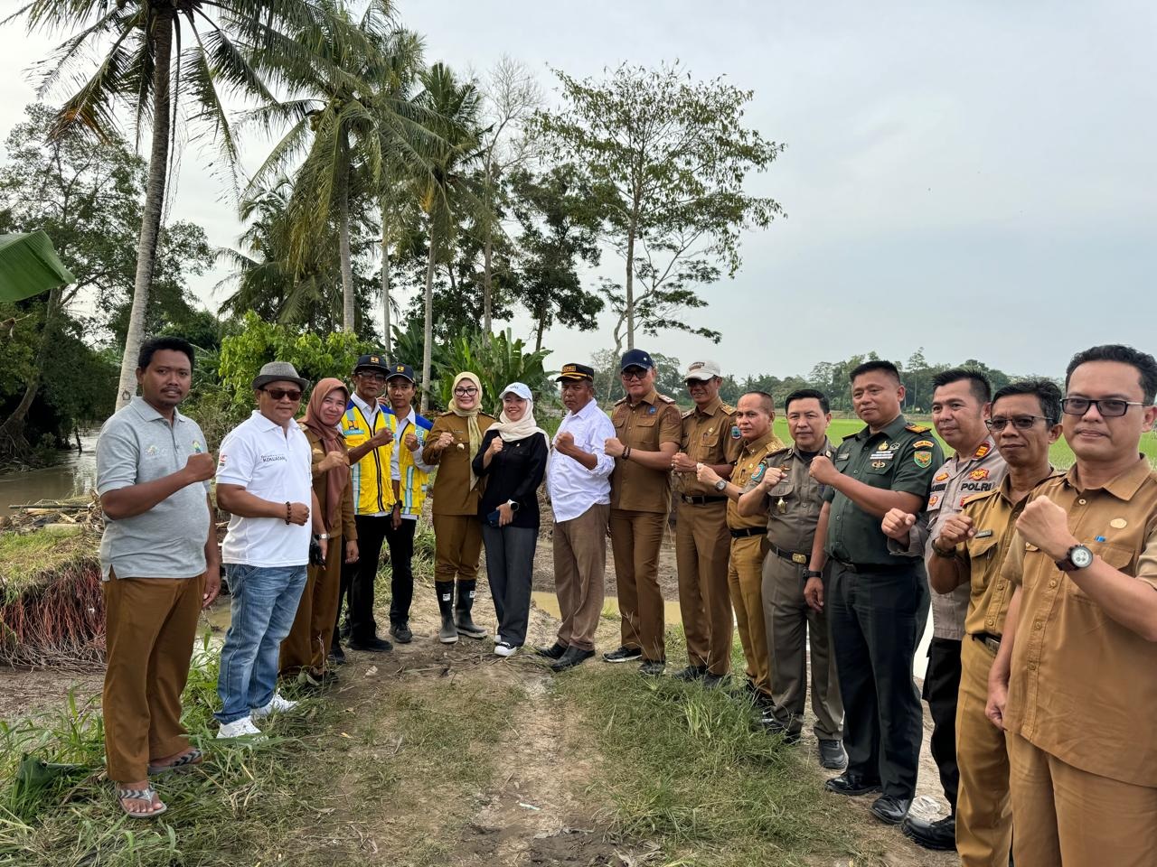 Revitalisasi Tanggul Pasca Banjir, Pemkab Lampung Selatan dan DPRD Provinsi Lampung Kolaborasi Turunkan Alat Berat