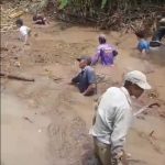 Warga Gotong Royong Bersihkan Sampah di Sungai Gerabak Kecamatan Katibung
