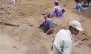 Warga Gotong Royong Bersihkan Sampah di Sungai Gerabak Kecamatan Katibung