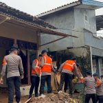 Brimob Polda Lampung Bantu Evakuasi Korban Tanah Longsor di Bandar Lampung